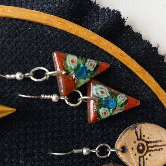 10 pairs of assorted costume earrings. Made from various materials. - Picture 5 of 11